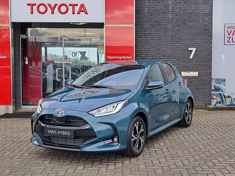Groen Nieuw 2025 Toyota Yaris Hybrid Comfort Hatchback | € 33.779 (Duur) - Afbeelding 1/4