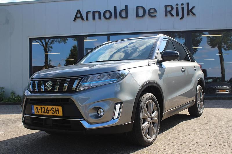 Grijs Gebruikt 2024 Suzuki Vitara SUV | € 29.950 (Eerlijke prijs) - Afbeelding 1/4