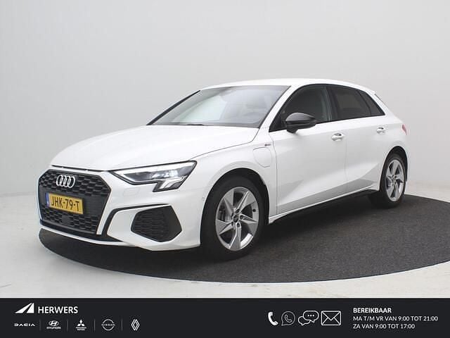 Wit Occasion 2023 Audi A3 Sportback S-Line Hatchback | € 28.935 (Super prijs) - Afbeelding 1/4