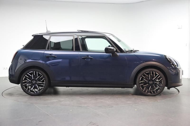 Occasion Mini Cooper Favoured 156 PK (114 kW) 2025 Blauw (metallic) Hatchback
