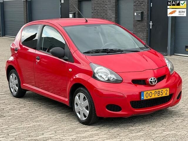 Rood Gebruikt 2011 Toyota Aygo Hatchback | € 1.999 (Goede deal) - Afbeelding 1/4