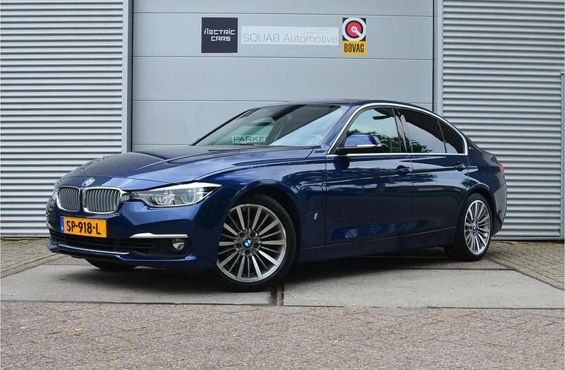 Blauw Gebruikt 2018 BMW 330e Luxury Line Sedan | € 18.999 (Eerlijke prijs) - Afbeelding 1/4
