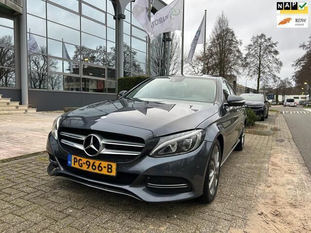 Grijs, metallic lak Gebruikt 2015 Mercedes C200 Edition 1 Sedan | € 13.900 (Goede deal) - Afbeelding 1/4