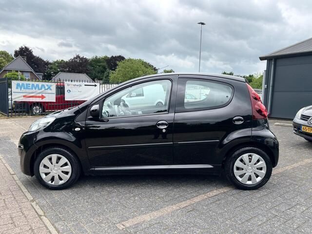 Zwart Gebruikt 2012 Peugeot 107 Active Hatchback | € 4.650 (Eerlijke prijs) - Afbeelding 1/3