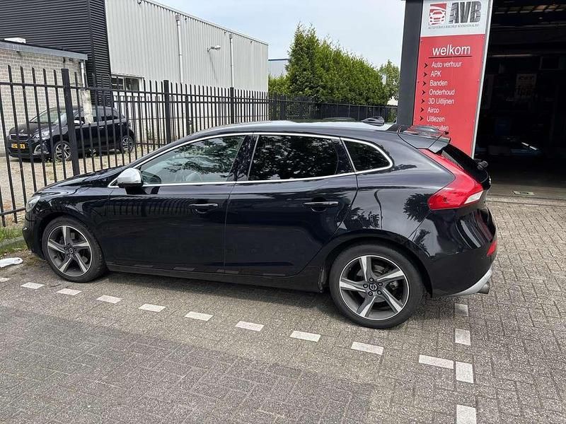 Zwart Gebruikt 2014 Volvo V40 Summum Stationwagen | € 10.500 (Eerlijke prijs) - Afbeelding 1/4