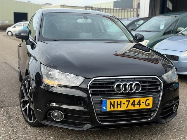 Zwart (metallic) Occasion 2010 Audi A1 Attraction Hatchback | € 3.150 (Eerlijke prijs) - Afbeelding 1/3