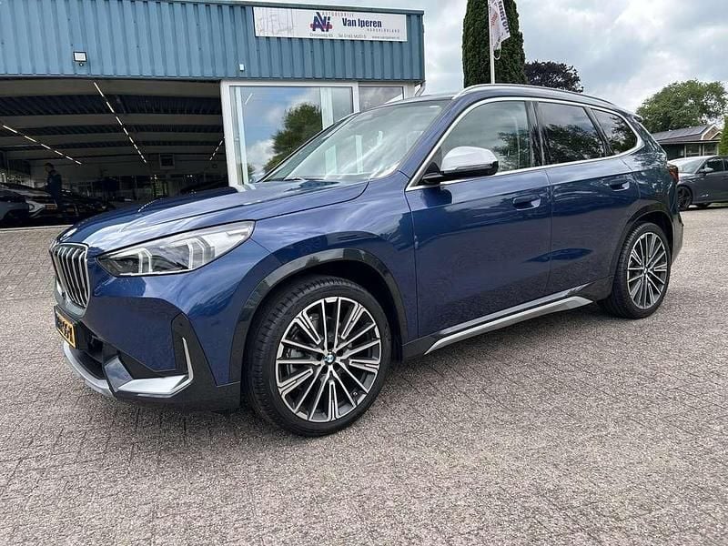 Blauw, metallic lak Gebruikt 2023 BMW X1 xLine SUV | € 49.995 (Eerlijke prijs) - Afbeelding 1/4
