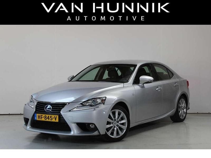 Grijs Occasion 2015 Lexus IS300h Sedan | € 17.950 (Goede deal) - Afbeelding 1/4