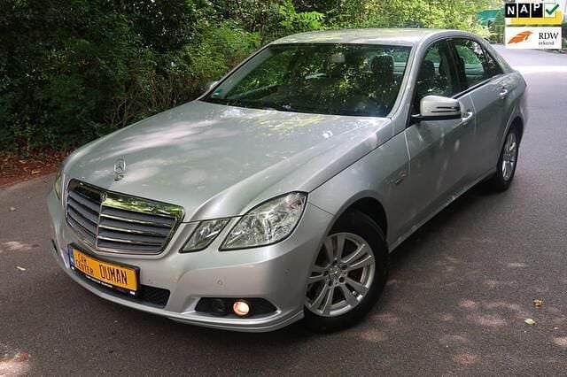 Grijs, metallic lak Gebruikt 2010 Mercedes E250 Sedan | € 17.950 (Eerlijke prijs) - Afbeelding 1/4