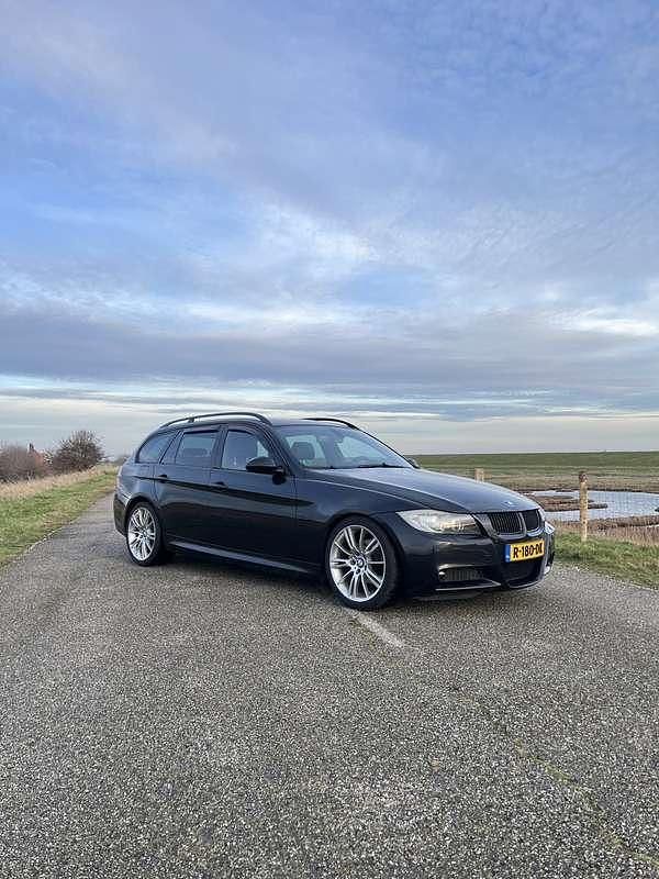 Zwart Occasion 2006 BMW 325 Stationwagen | € 6.300 (Iets duurder) - Afbeelding 1/4