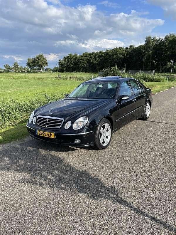 Zwart Gebruikt 2004 Mercedes E240 Avantgarde Sedan | € 5.495 (Eerlijke prijs) - Afbeelding 1/4