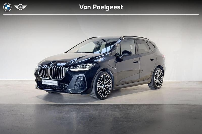 Saphirschwarz metallic (zwart metallic) Gebruikt 2024 BMW 225 Active Tourer M Sport MPV | € 42.995 (Super prijs) - Afbeelding 1/4