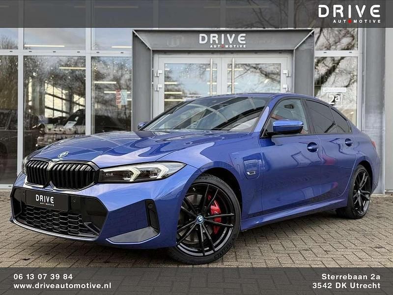 Blauw (metallic) Occasion 2022 BMW 320e M Sport Sedan | € 35.900 (Eerlijke prijs) - Afbeelding 1/4