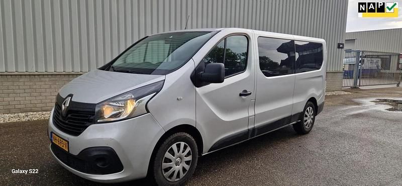 Grijs Gebruikt 2017 Renault Trafic Authentique Van | € 11.060 - Afbeelding 1/4