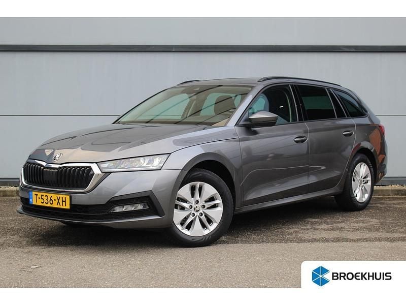 Grijs Gebruikt 2023 Skoda Octavia Business Line Stationwagen | € 23.895 (Goede deal) - Afbeelding 1/4