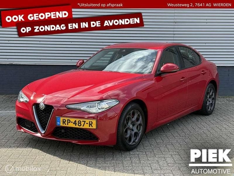 Rood Gebruikt 2018 Alfa Romeo Giulia Super Sedan | € 12.999 (Goede deal) - Afbeelding 1/3