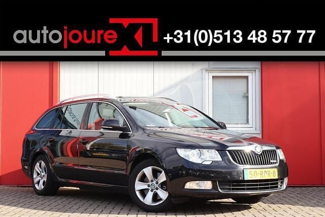 Zwart Gebruikt 2011 Skoda Superb Business Line Stationwagen | € 4.648 (Eerlijke prijs) - Afbeelding 1/4