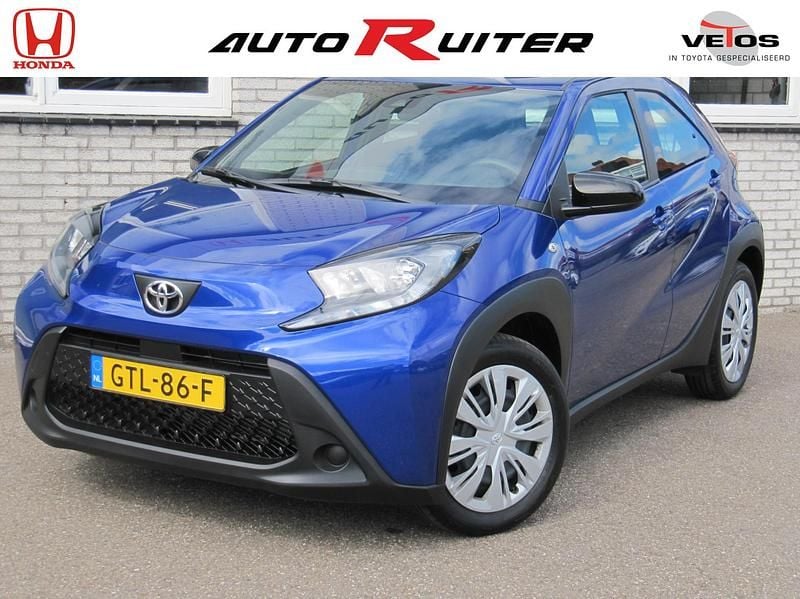 Blauw Gebruikt 2024 Toyota Aygo Play Hatchback | € 19.900 (Goede deal) - Afbeelding 1/4