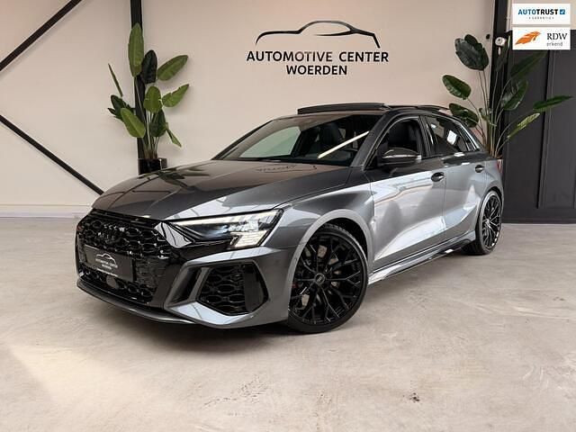 Grijs Gebruikt 2023 Audi RS3 Basis Sedan | € 69.999 - Afbeelding 1/4