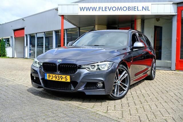 Grijs, metallic lak Gebruikt 2016 BMW 318 Executive Stationwagen | € 19.850 (Duur) - Afbeelding 1/4