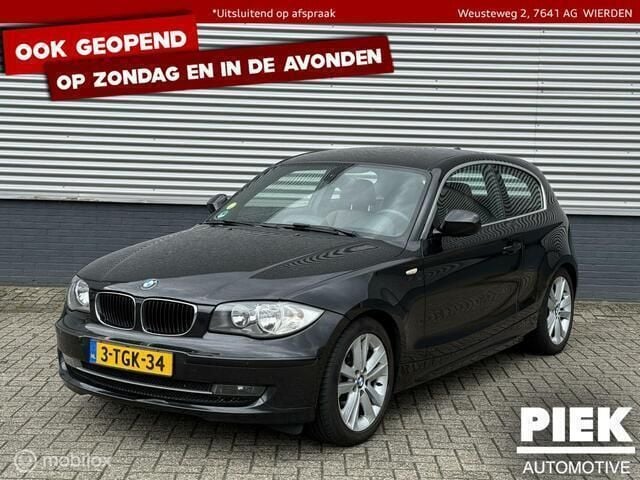 Zwart, metallic lak Gebruikt 2010 BMW 123 Executive Hatchback | € 4.499 - Afbeelding 1/3