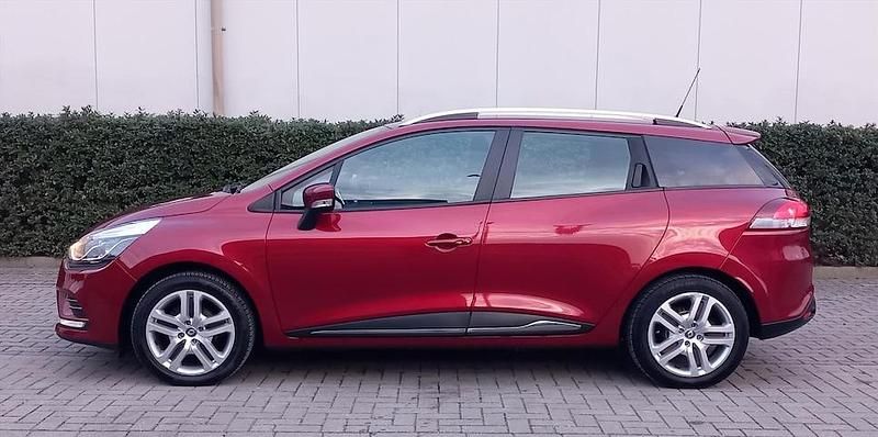 Occasion Renault Clio GrandTour Zen 90 PK (66 kW) 2017 Rood Stationwagen