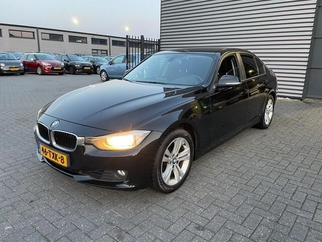 Zwart Gebruikt 2012 BMW 320 Executive Sedan | € 5.500 (Super prijs) - Afbeelding 1/4