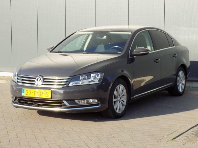 Grijs Gebruikt 2012 VW Passat Comfortline Sedan | € 4.900 (Goede deal) - Afbeelding 1/4