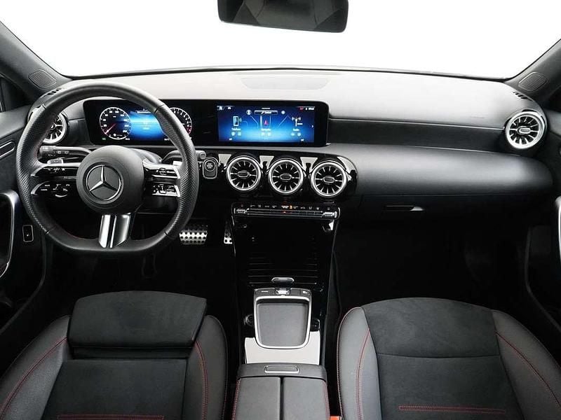 Occasion Mercedes A250 AMG line 218 PK (160 kW) 2024 Wit Hatchback