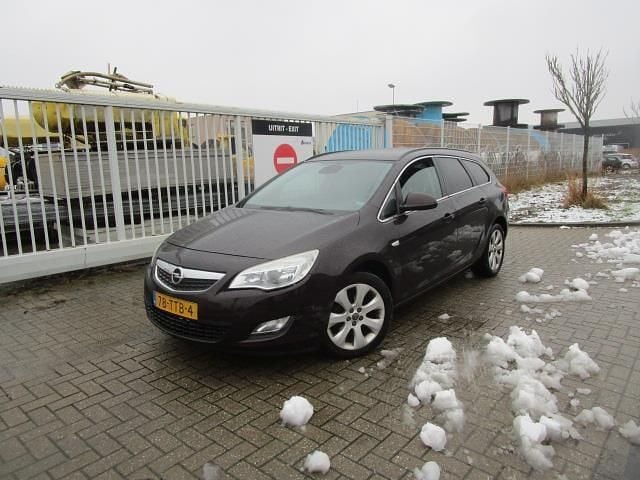 Bruin Occasion 2012 Opel Astra Edition Stationwagen | € 2.950 (Super prijs) - Afbeelding 1/4