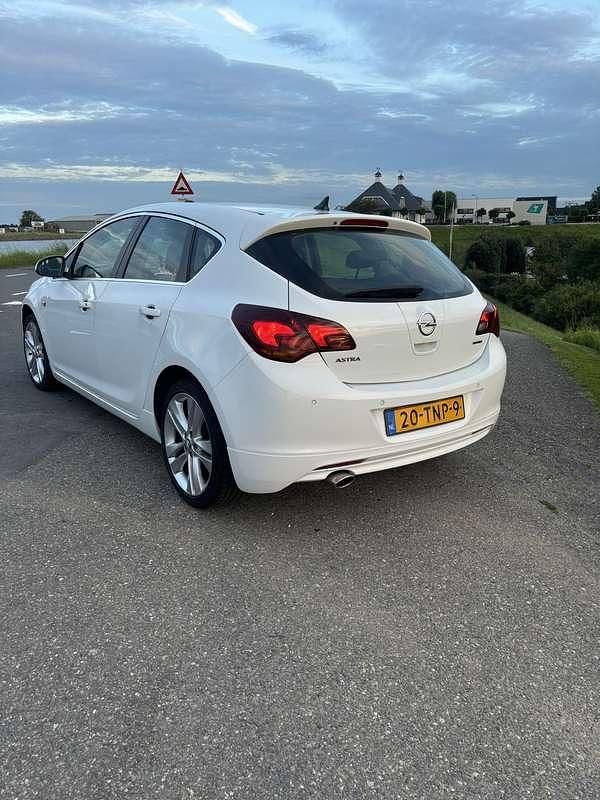 Wit Occasion 2012 Opel Astra Sport Hatchback | € 3.750 (Eerlijke prijs) - Afbeelding 1/4