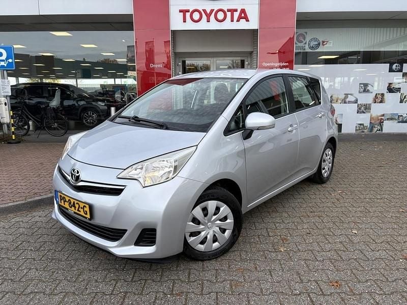 Grijs Occasion 2011 Toyota Verso-S MPV | € 9.250 (Eerlijke prijs) - Afbeelding 1/4