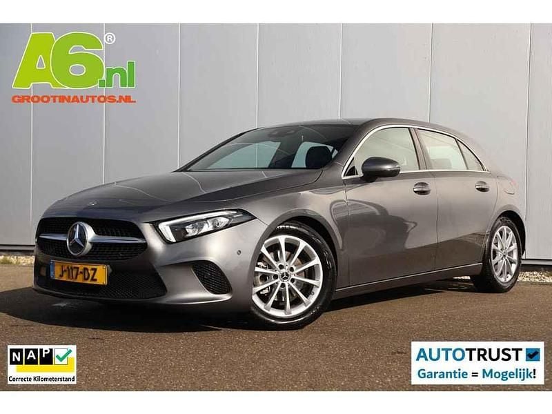 Mountain gray metallic finish (787u) (grijs Gebruikt 2020 Mercedes A160 Business Stationwagen | € 18.999 (Goede deal) - Afbeelding 1/4