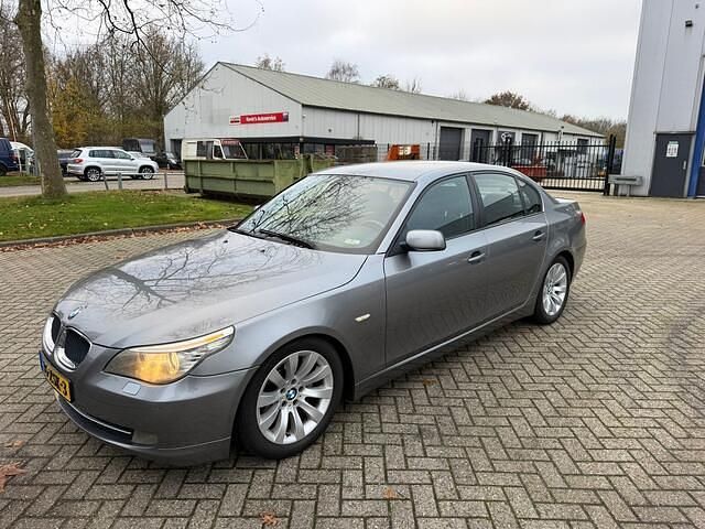 Grijs Occasion 2009 BMW 520 Sedan | € 4.350 (Eerlijke prijs) - Afbeelding 1/4
