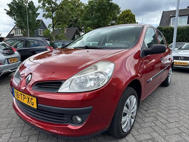 Rood Gebruikt 2007 Renault Clio II Expression Hatchback | € 2.399 (Eerlijke prijs) - Afbeelding 1/4