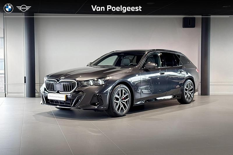 Grijs Gebruikt 2025 BMW 520 Performance Stationwagen | € 61.900 (Eerlijke prijs) - Afbeelding 1/4