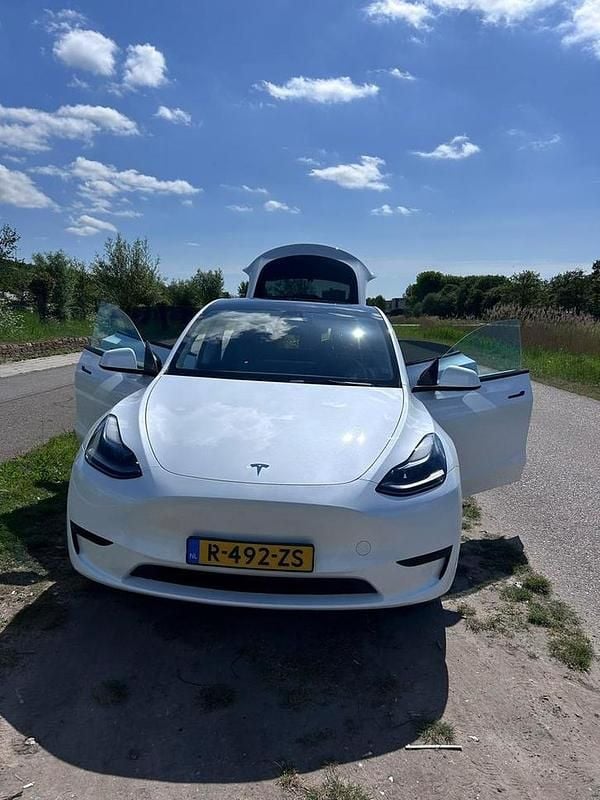 Gebruikt 2022 Tesla Model Y SUV | € 35.000 - Afbeelding 1/4