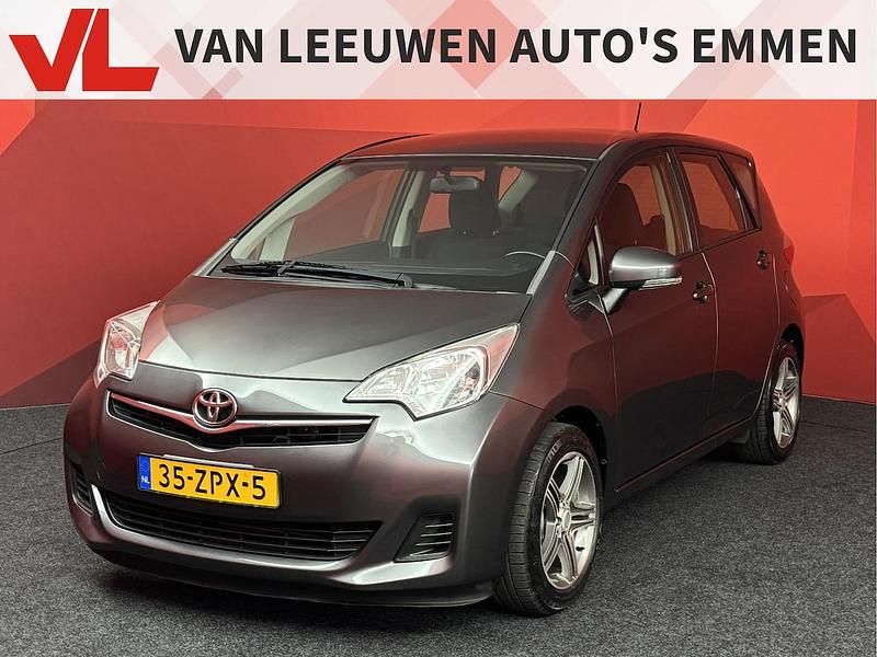 Grijs (metallic) Gebruikt 2013 Toyota Verso-S Comfort Stationwagen | € 12.448 (Eerlijke prijs) - Afbeelding 1/4