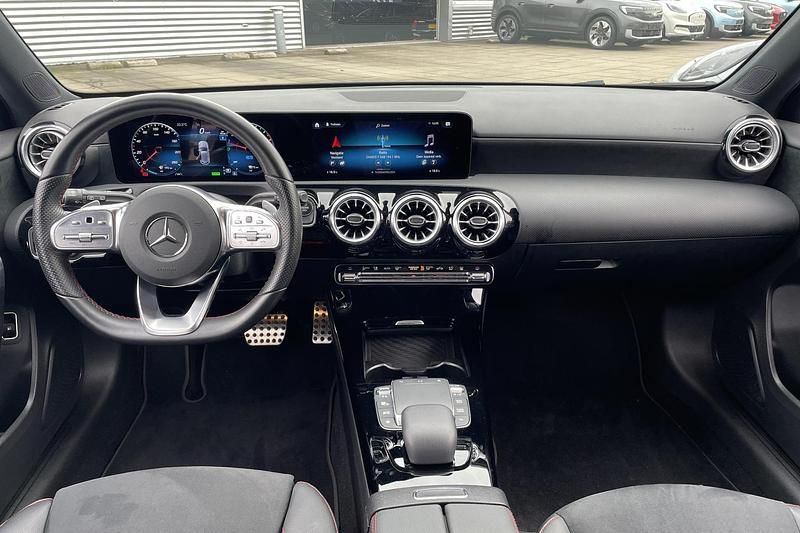 Occasion Mercedes A250 AMG line 15 PK (11 kW) 2026 Blauw Hatchback