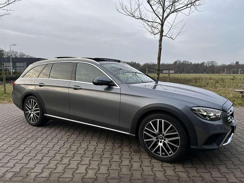 Grijs Occasion 2022 Mercedes E220 Stationwagen | € 36.400 (Goede deal) - Afbeelding 1/4