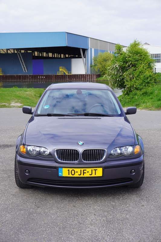 Grijs Gebruikt 2002 BMW 325 Executive Sedan | € 6.250 (Goede deal) - Afbeelding 1/4