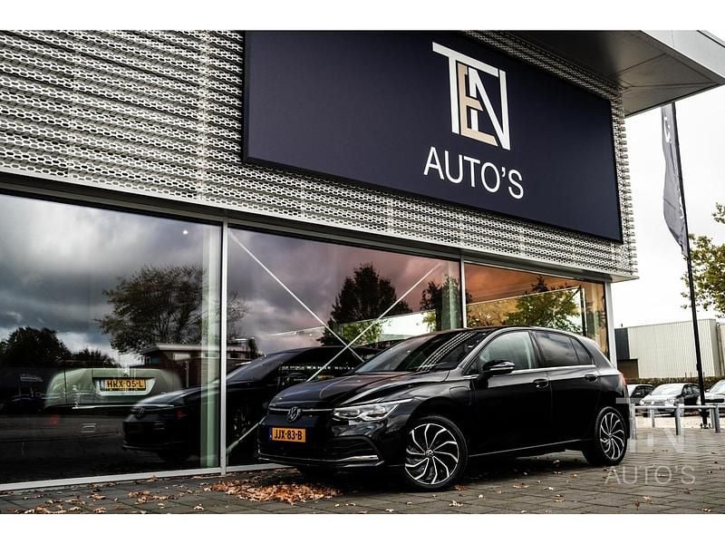 Zwart Gebruikt 2021 VW Golf VIII Style Hatchback | € 25.910 (Eerlijke prijs) - Afbeelding 1/4