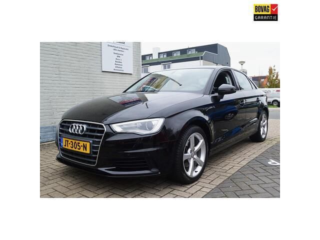 Zwart Gebruikt 2015 Audi A3 Ambiente Sedan | € 15.500 (Eerlijke prijs) - Afbeelding 1/4