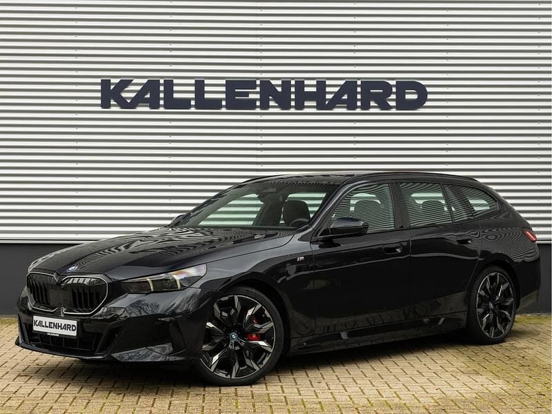Zwart Gebruikt 2025 BMW 550e M Sport Stationwagen | € 94.875 (Eerlijke prijs) - Afbeelding 1/4