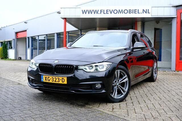 Zwart Gebruikt 2019 BMW 318 Executive Stationwagen | € 18.950 (Super prijs) - Afbeelding 1/4