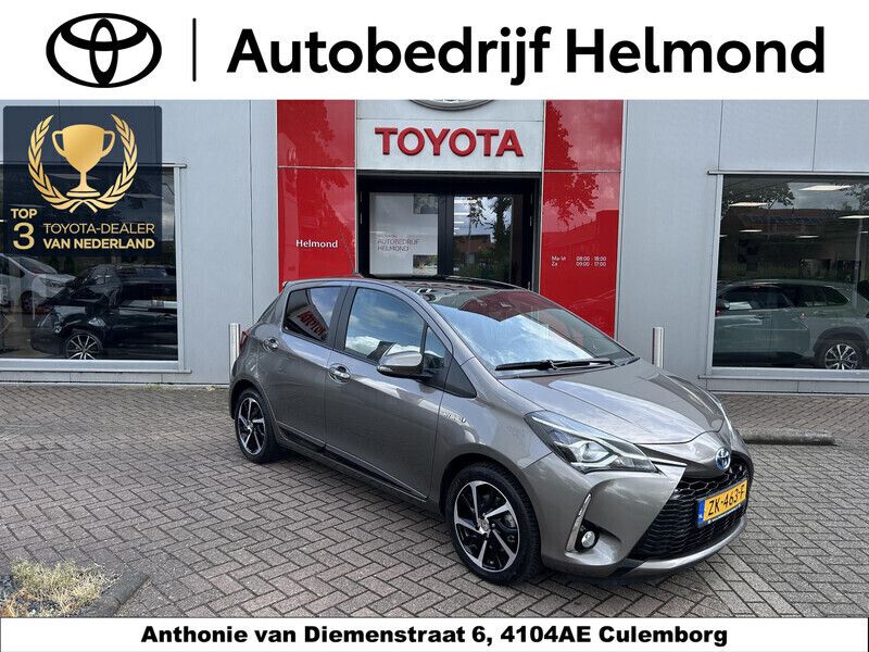 Grijs Gebruikt 2019 Toyota Yaris Hybrid Executive Hatchback | € 19.749 (Eerlijke prijs) - Afbeelding 1/4