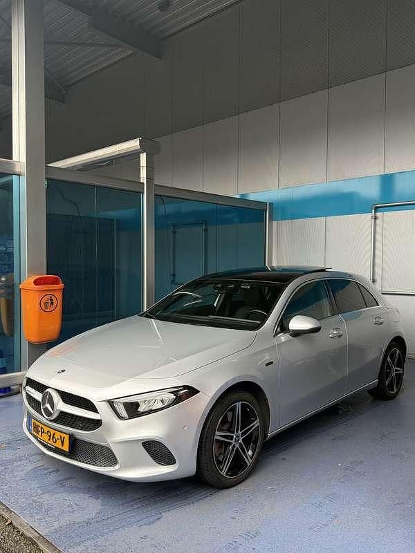Grijs Occasion 2020 Mercedes A250 AMG Stationwagen | € 25.000 (Goede deal) - Afbeelding 1/4