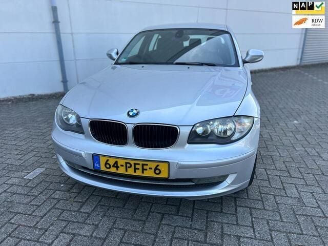 Grijs Gebruikt 2011 BMW 118 Hatchback | € 3.999 (Eerlijke prijs) - Afbeelding 1/4