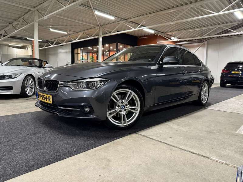 Grijs Gebruikt 2016 BMW 330e iPerformance Sedan | € 14.250 (Goede deal) - Afbeelding 1/4