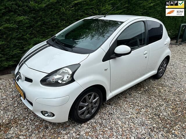 Wit Gebruikt 2011 Toyota Aygo Hatchback | € 4.495 (Eerlijke prijs) - Afbeelding 1/4